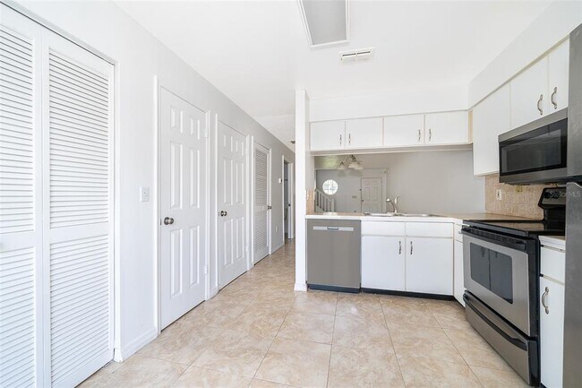 Building Photo - 3135 Enclave Ct