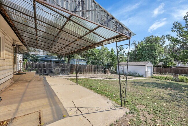 Building Photo - $1,900.00, 3-bed, 2 bath, located in Color...