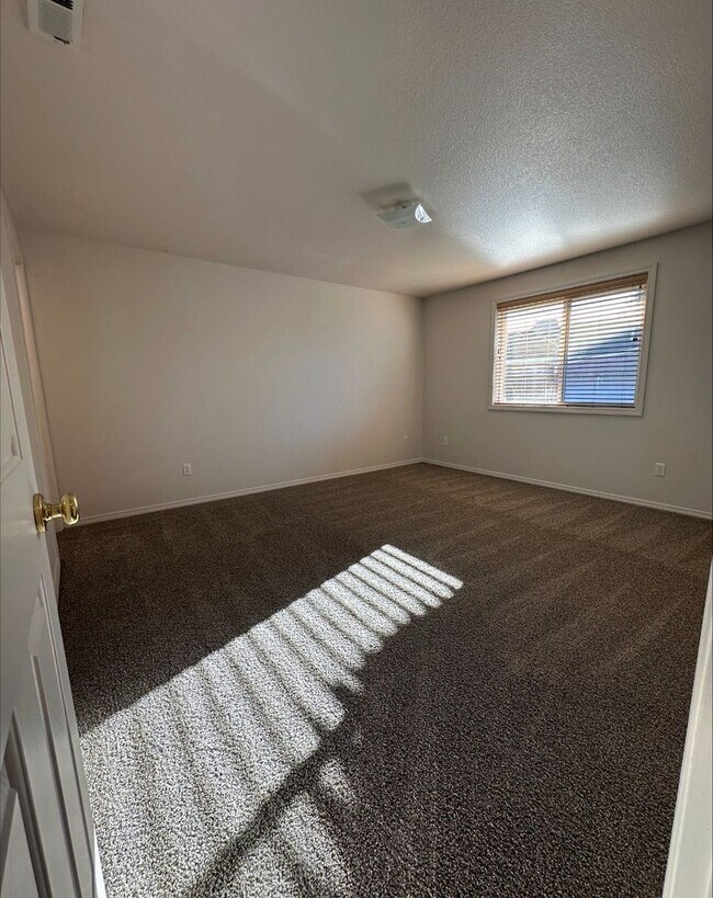 Building Photo - 3 bed|2 bath house with NEW PAINT & CARPET!