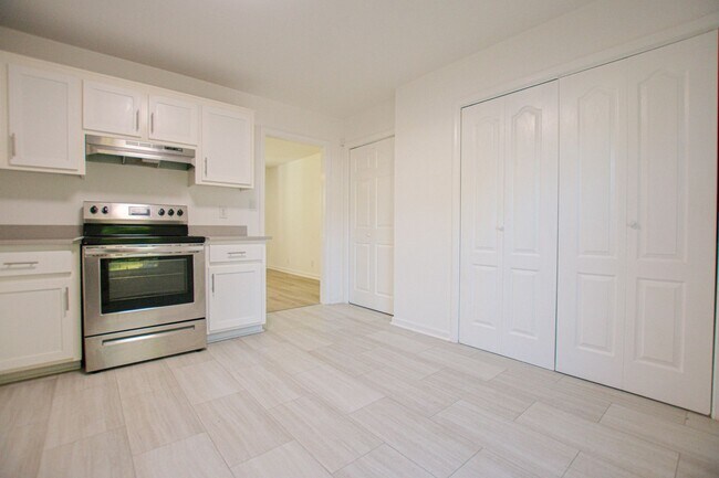 Building Photo - Pet Friendly Three Bedroom!