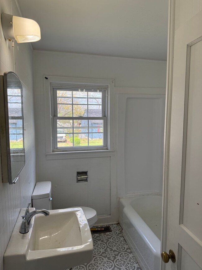 Building Photo - 2 Bed/1 Bath House