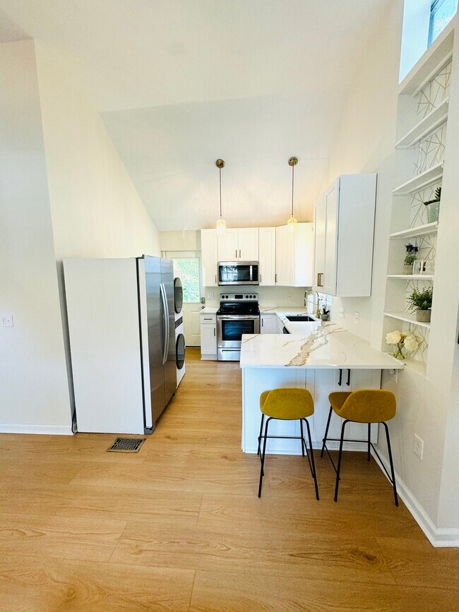 Building Photo - 404 S Horners Ln