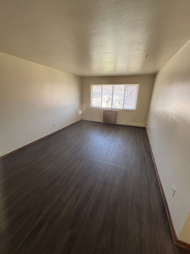 Building Photo - 5650 W Wahner Ave