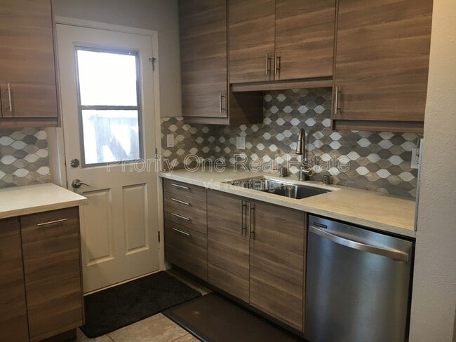 Building Photo - 4102 Ingraham St