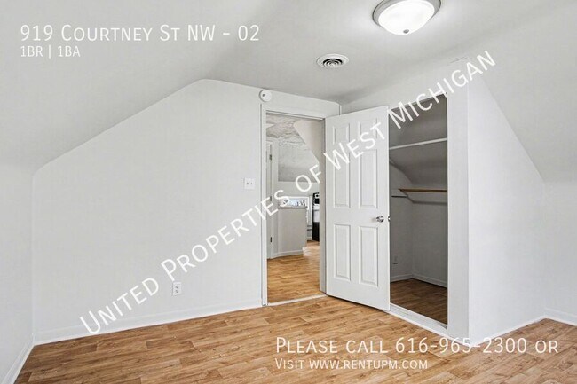 Building Photo - 919 Courtney St NW