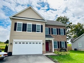 Building Photo - 4 Bedroom Home with Garage & Convenient ac...