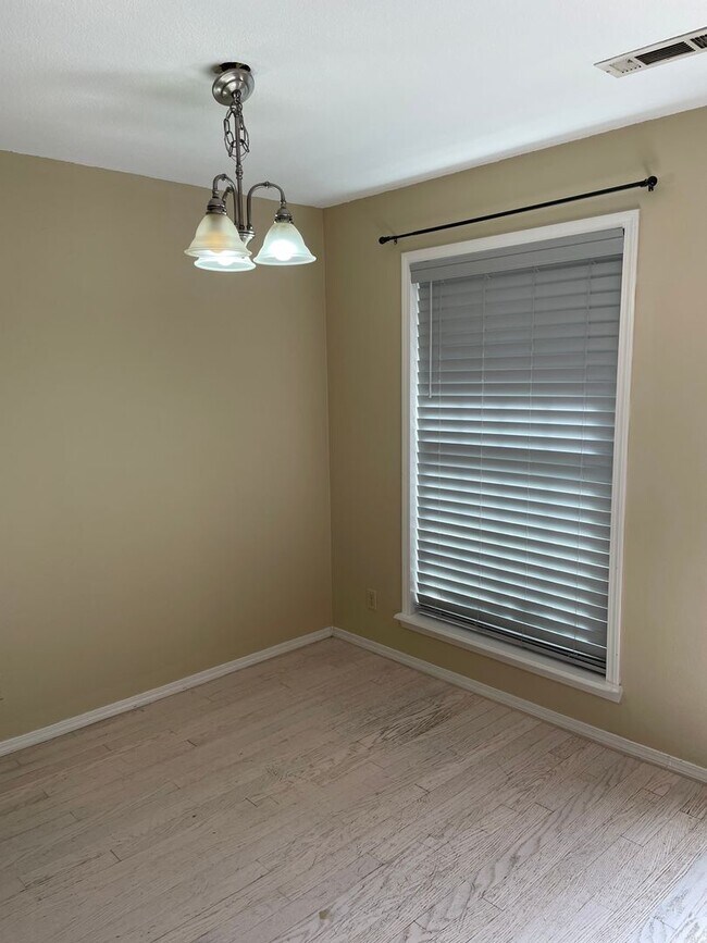 Building Photo - Darling 1 Bed, 1.5 Bath Townhouse with small Fenced Yard!