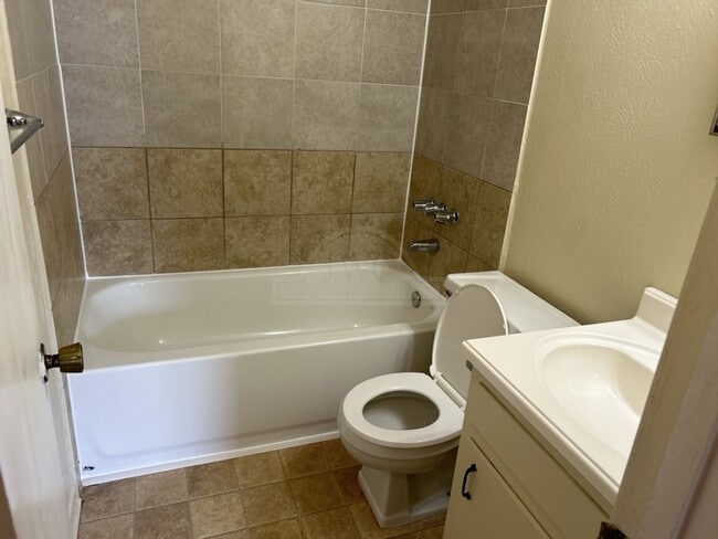 Building Photo - 821 Michelle Dr