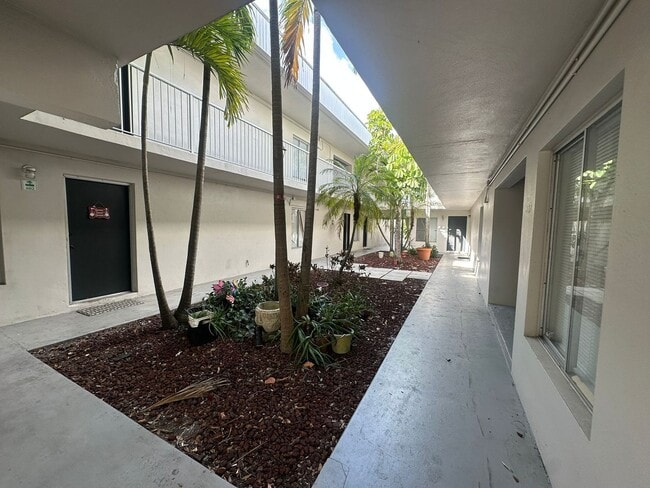 Building Photo - 1830 Maravilla Ave