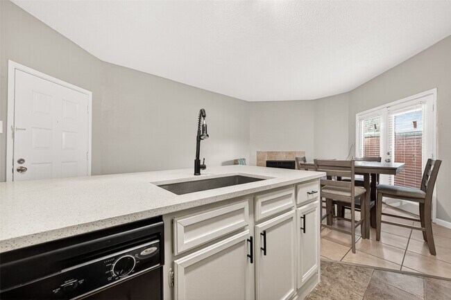Building Photo - 10855 Meadowglen Ln