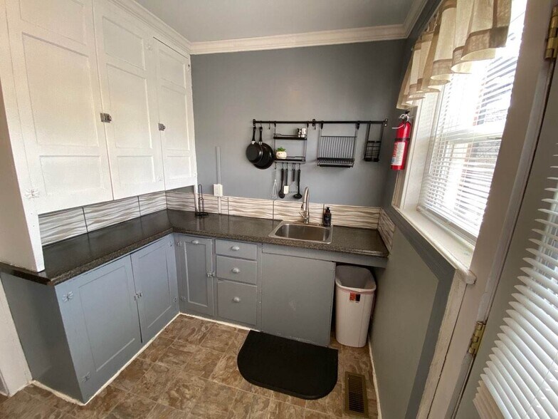 Building Photo - 309 N Elizabeth St