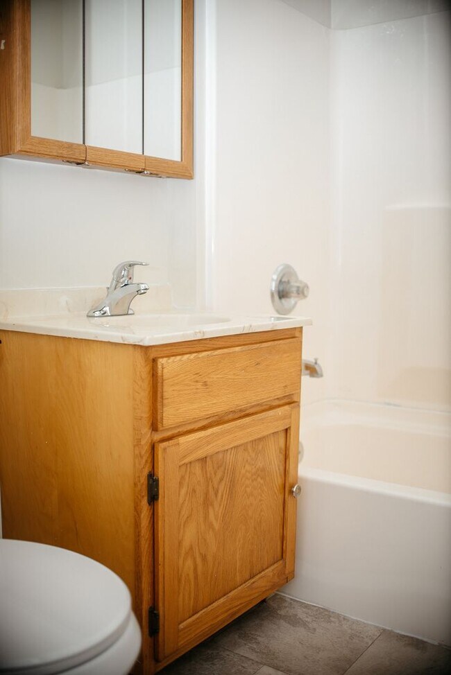 Building Photo - 204 E High St