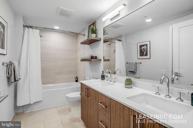 Building Photo - 1211 Van St SE