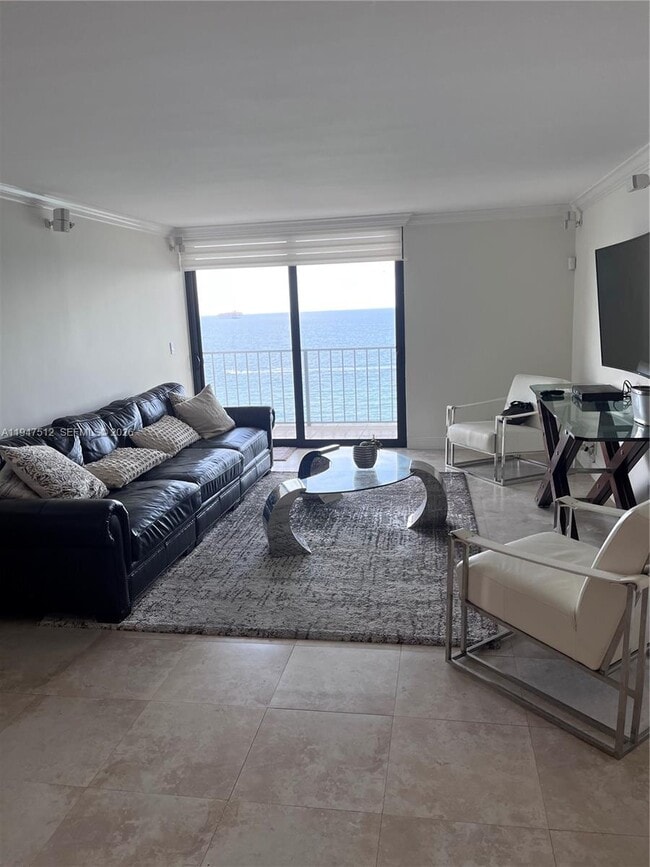 Building Photo - 2625 Collins Ave