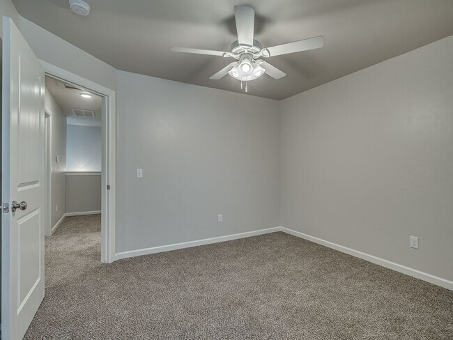 Building Photo - Very Nice 4 Bedroom 2 Bath Duplex in Oakdale Schools - Lawn Care Included