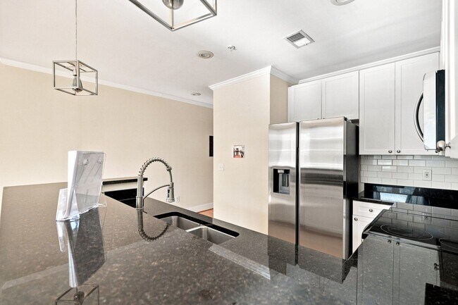 Building Photo - 933 Garrett St