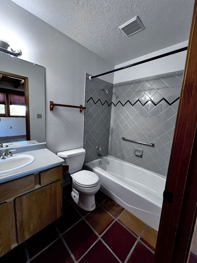 Building Photo - 5 Oriente Ct
