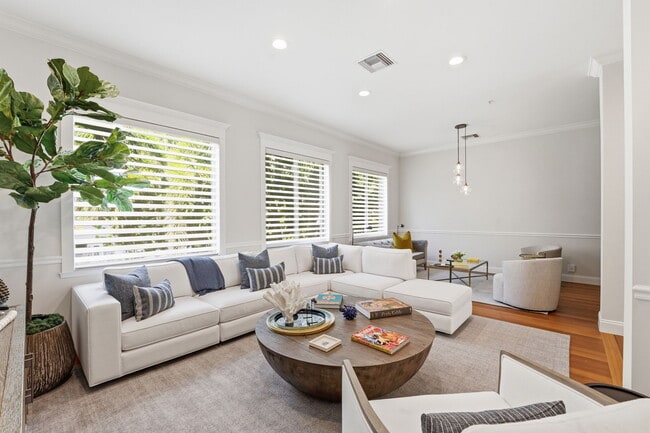 Building Photo - 921 Osceola Dr