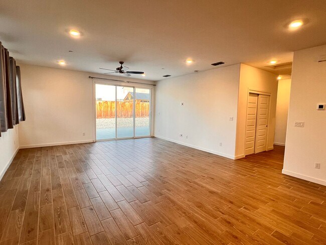 Building Photo - Northwest Bakersfield