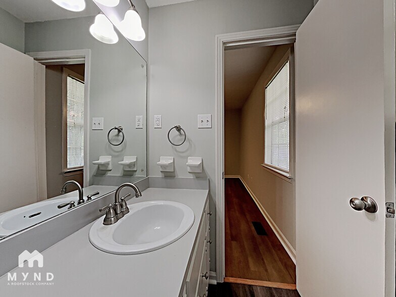 Building Photo - 2624 Garry St