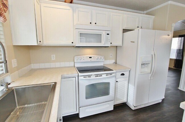 Building Photo - Spacious Home in Quiet Neighborhood