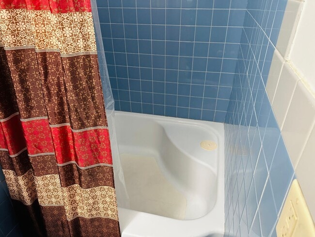 Building Photo - Near Hospitals: Furnished Studio with Cable TV and Free Laundry