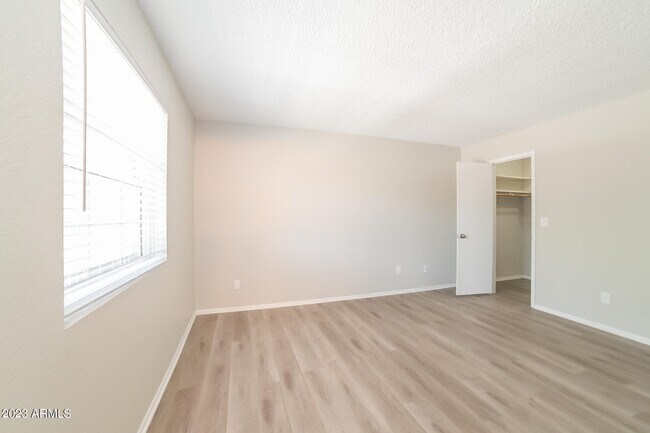 Building Photo - 10347 W Hazelwood Ave