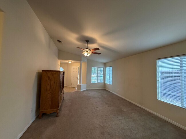 Building Photo - Take a look at this Gorgeous NW Bakersfield Home
