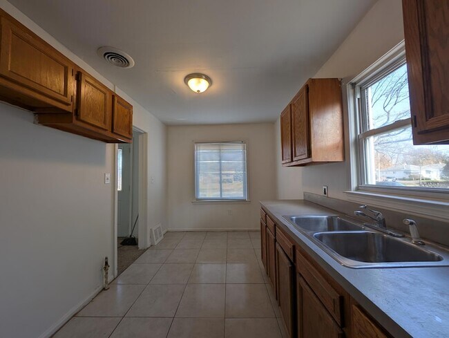 Building Photo - 305 South