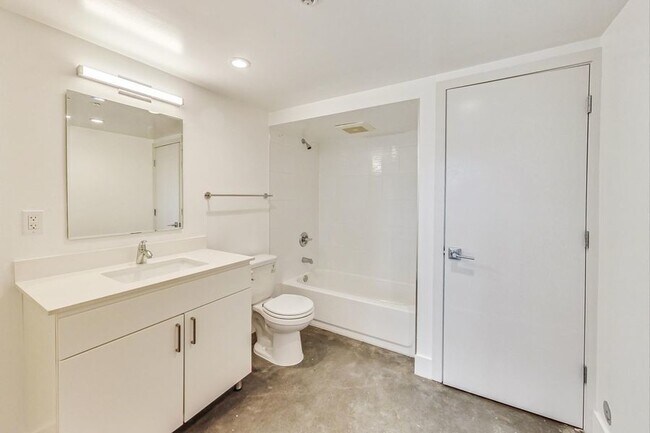 Building Photo - Two level loft with great light and ample ...