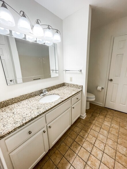 Building Photo - 406 S French Quarter Dr