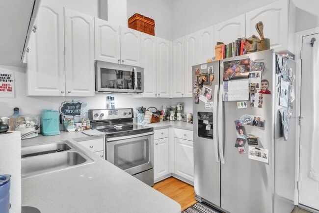 Building Photo - Beautiful 3 / 2 single family home across ...