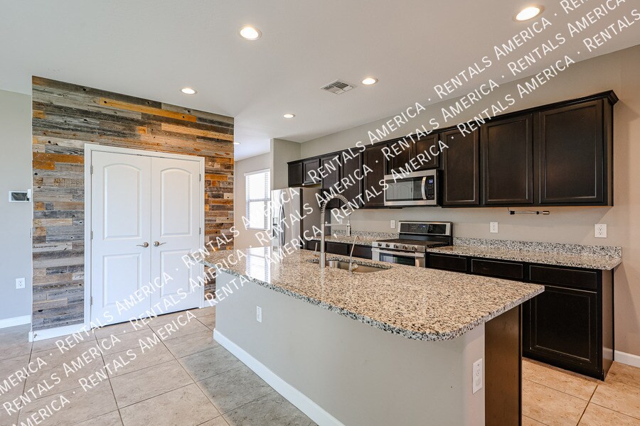 Building Photo - 29539 W Whitton Ave