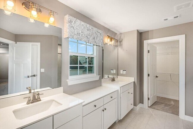 Building Photo - 4003 Bluebell Ln