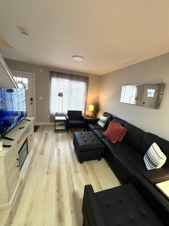 Building Photo - Beautiful 3 bed 2.5 bath Duplex Conveniently Located In Lebanon!