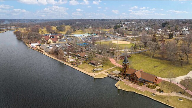 Building Photo - 370 Bridgeview Ct