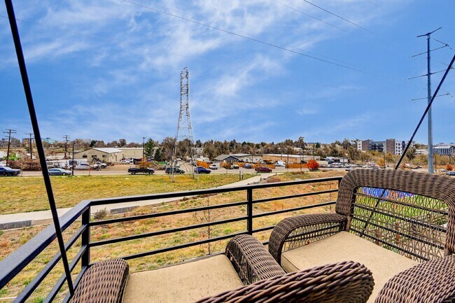 Building Photo - $2,795 - 3 bed, 3.5 bath located in Lakewood with AC, and In Unit Laundry!