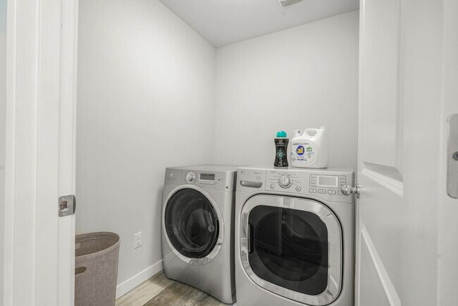 Building Photo - 2702 E 33rd St