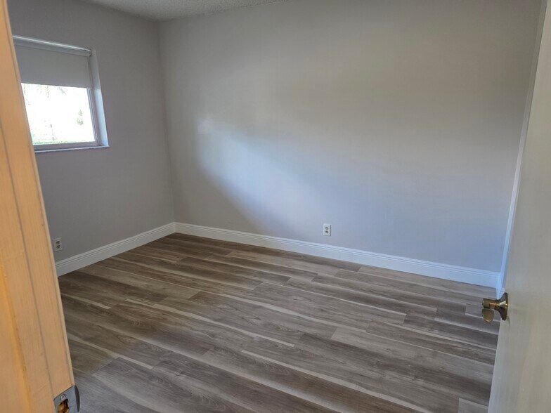 Guess bedroom - 2222 N Cypress Bend Dr