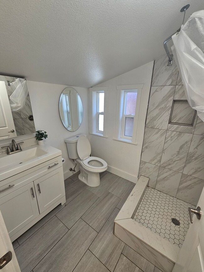 Building Photo - San Leandro Home w/ In-Law Unit: Perfect f...