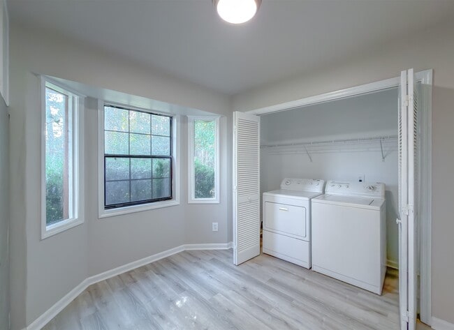 Building Photo - 3245 Whitney Dr W