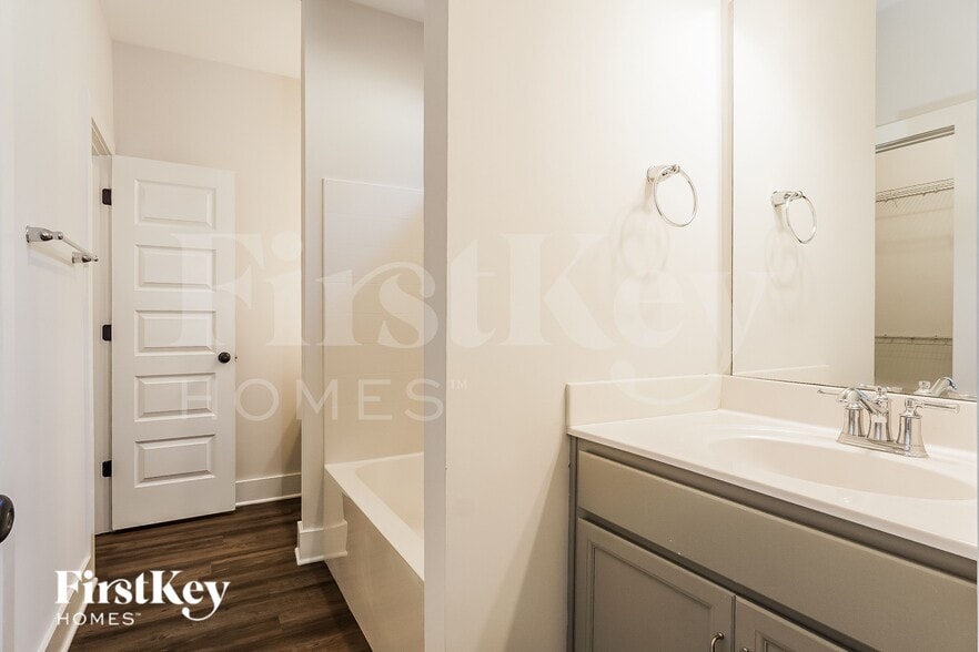 Building Photo - 2807 Village Ln