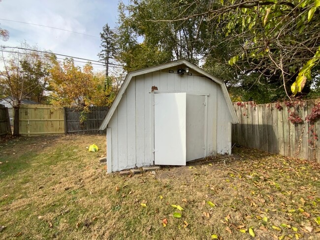 Building Photo - 624 Grant St