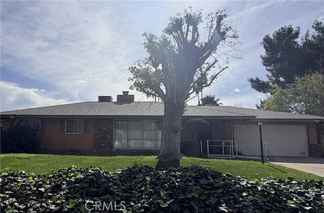 Building Photo - 323 E Holly St