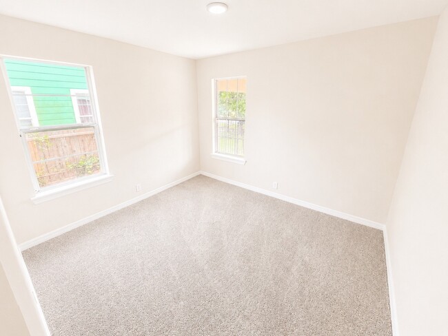 Building Photo - 1143 Zoe St