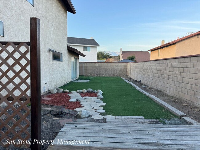 Building Photo - House in Ontario