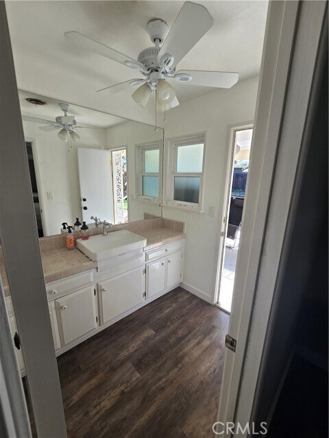 Building Photo - 564 E Fellows Dr