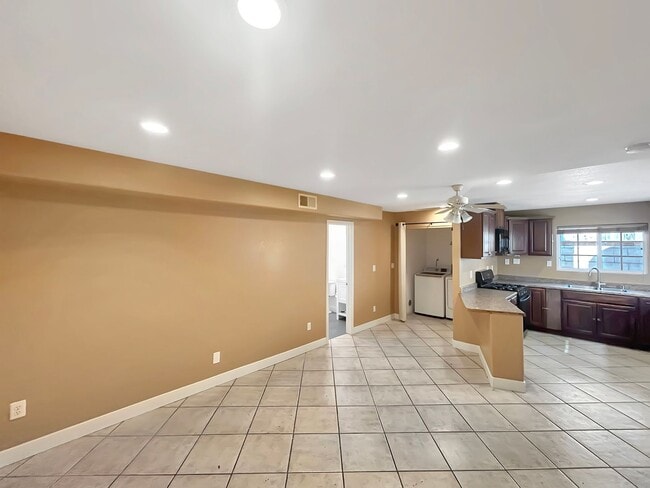 Building Photo - Beautiful 3B 2BA Duplex Unit w/ Balcony, W...