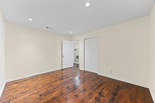 Building Photo - 7103 Mesa Dr