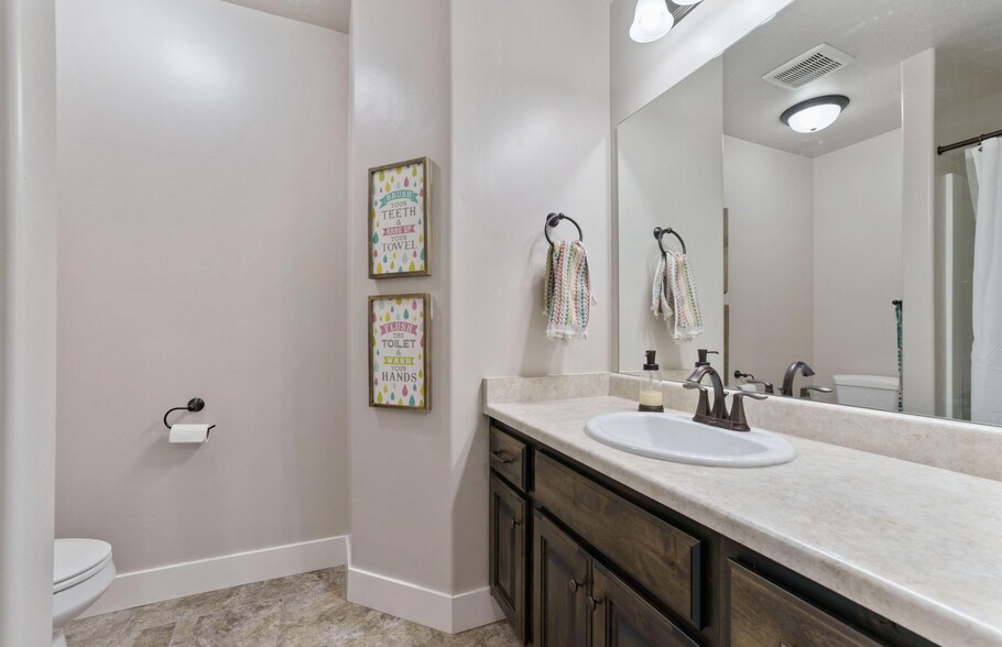 Building Photo - 203 W Silver Springs Dr